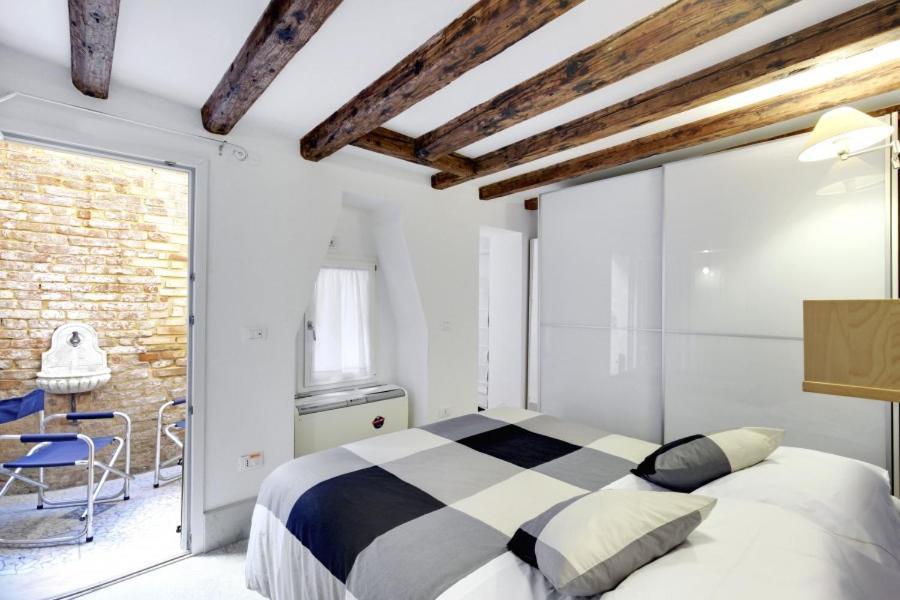 Cozy Apartment Up To 4 In Biennale Giardini By Bricola Apartments Venesia Bagian luar foto