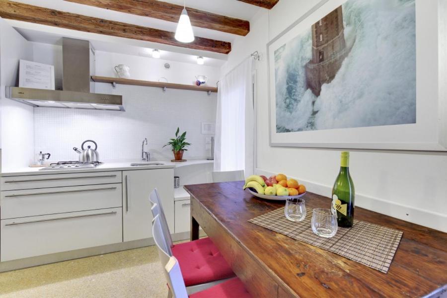 Cozy Apartment Up To 4 In Biennale Giardini By Bricola Apartments Venesia Bagian luar foto